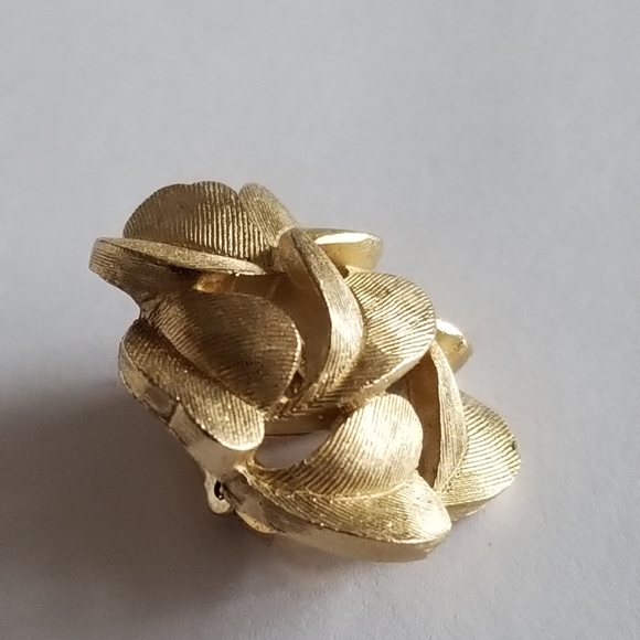 Vintage Crown Trifari single clip on earring gold tone leaf leaves - Picture 7 of 12